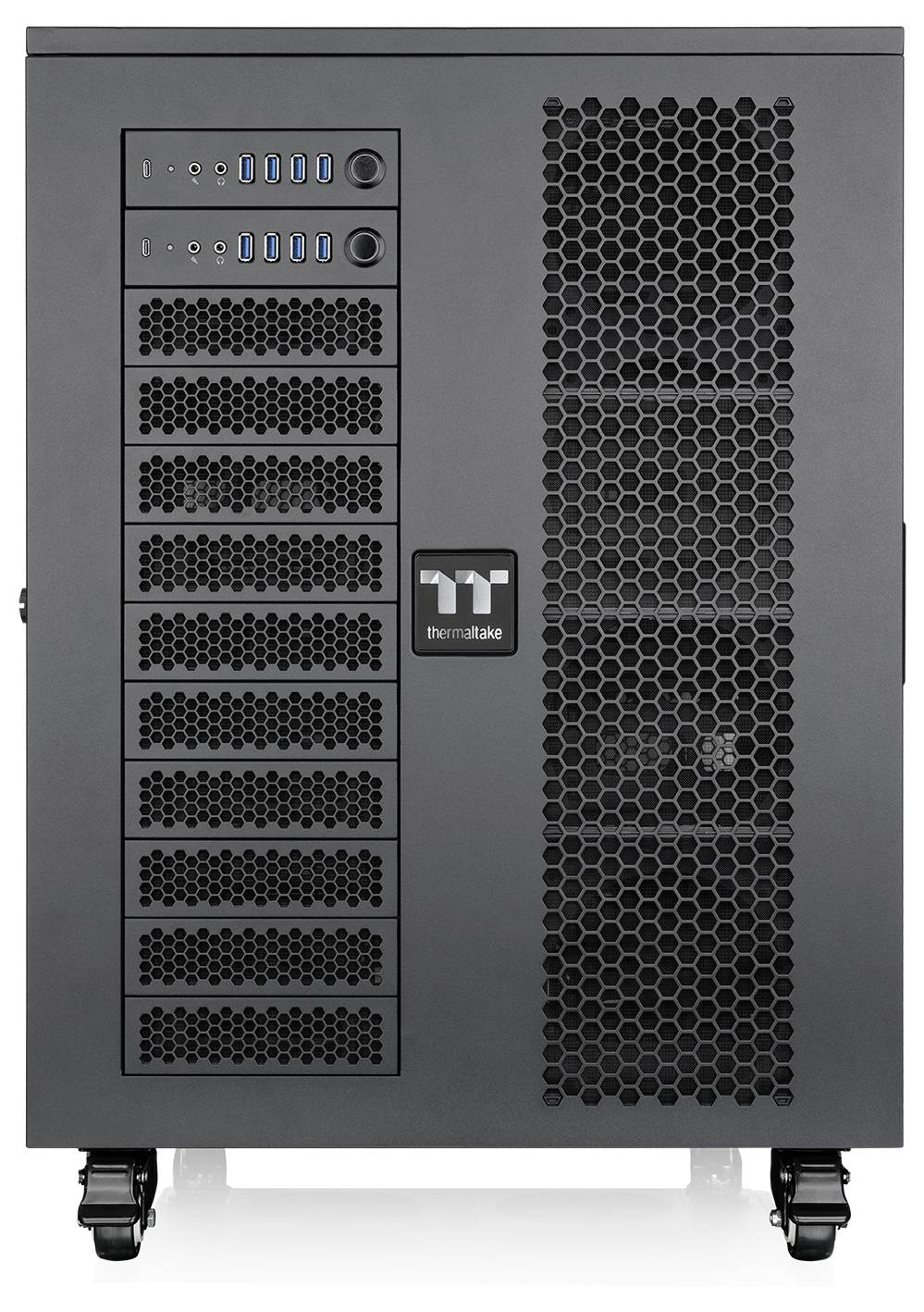 Frontansicht eines schwarzen Thermaltake-Computergehäuses mit Wabenbelüftung, vorderen USB-Anschlüssen und einem Logo-Abzeichen auf dem Panel.