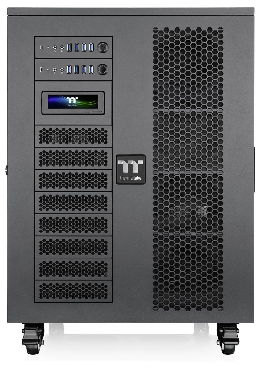Frontansicht eines schwarzen Thermaltake-Computergehäuses auf Rollen mit Wabenbelüftung, vorderen Anschlüssen und einer kleinen Logoanzeige.