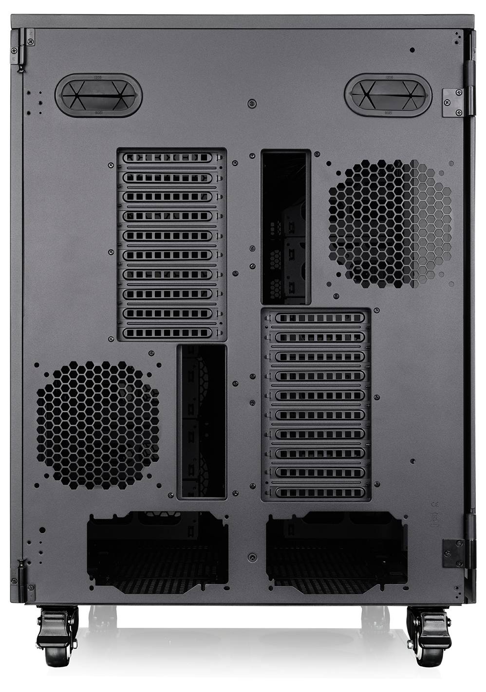 Rückansicht eines großen Computer-/Server-Gehäuses auf Rädern, das belüftete Paneele, Erweiterungssteckplatz-Abdeckungen und Kabelöffnungen zeigt.