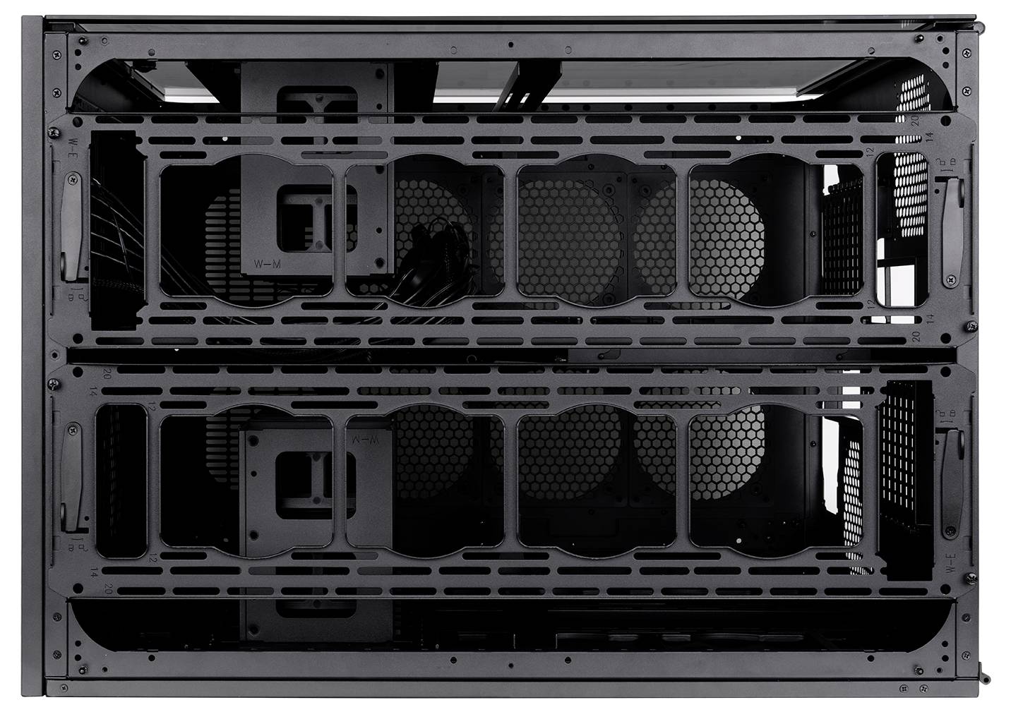 Leeres schwarzes Open-Frame-Computergehäuse mit zwei gestapelten Fächern und perforierten Seitenpaneelen.