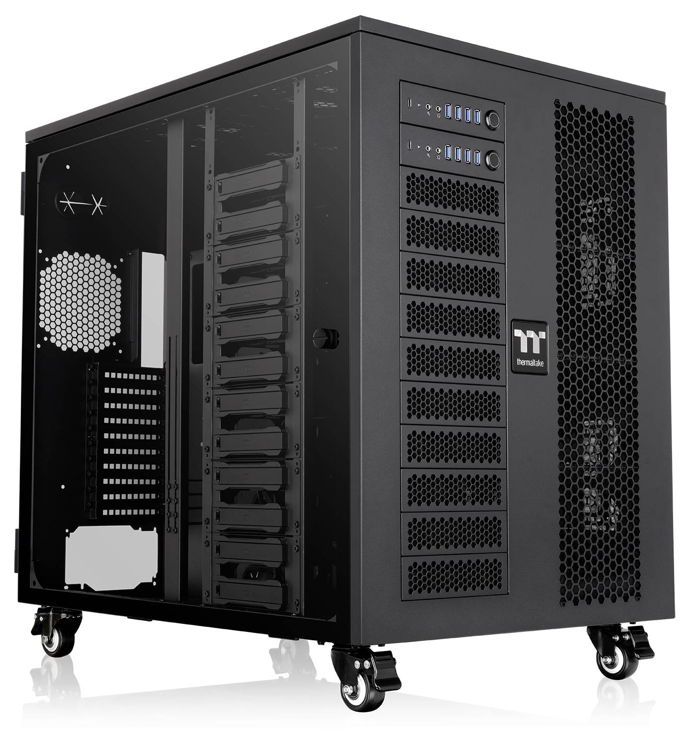 Schwarzes Server-Turmgehäuse auf Rollen mit vorderen Laufwerk-Schächten und Mesh-Lüftungspaneelen, gezeigt in Drei-Viertel-Ansicht mit entferntem Seitenpaneel.