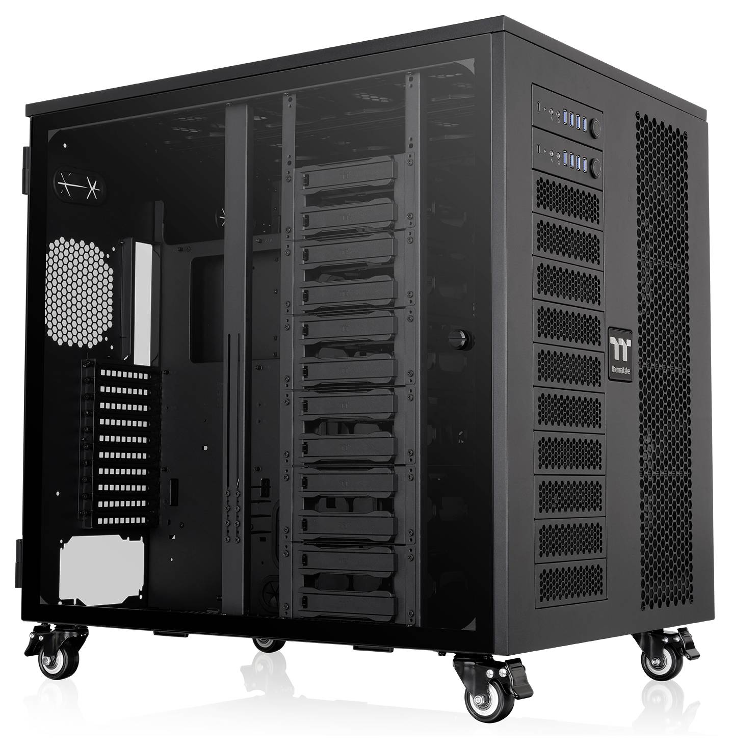 Schwarzes Computer-Server-Gehäuse mit Rädern, offener Seitenwand, sichtbaren Laufwerk-Schächten und Kühlüftungen.