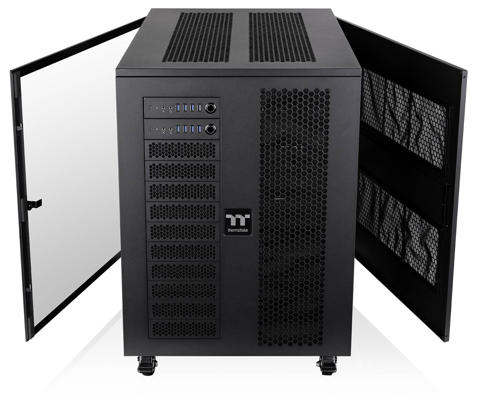 Schwarzes Thermaltake-Computer-Gehäuse mit beiden offenen Seitenpanelen, die die vorderen Laufwerkschächte und Belüftungsgitter zeigen.