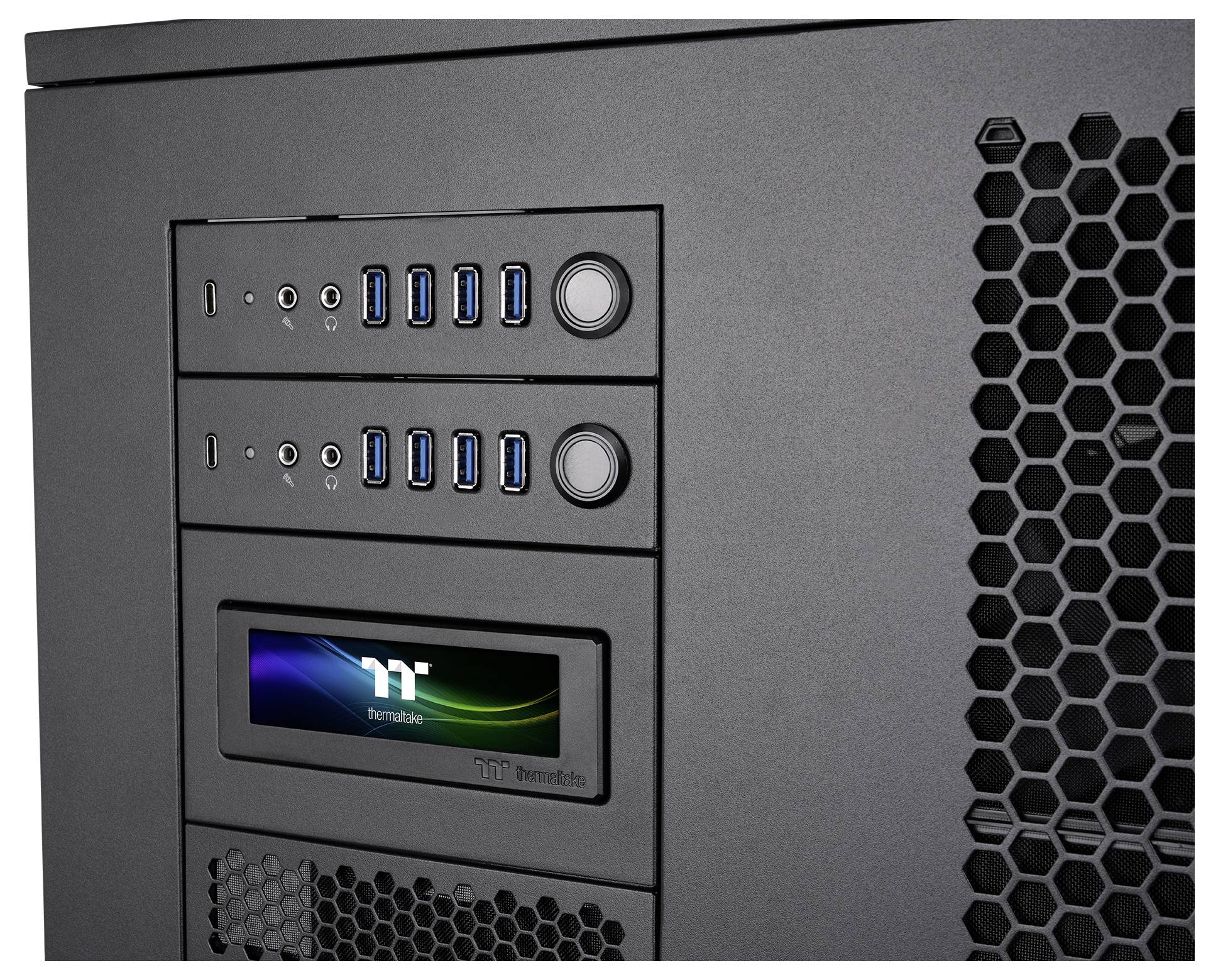 Vorderansicht eines schwarzen PC-Gehäuses mit zwei Laufwerkschächten, USB- und Audioanschlüssen, Stromschaltern, einem kleinen Thermaltake-Display und einem wabenförmigen Seitenlüftungsschlitz.