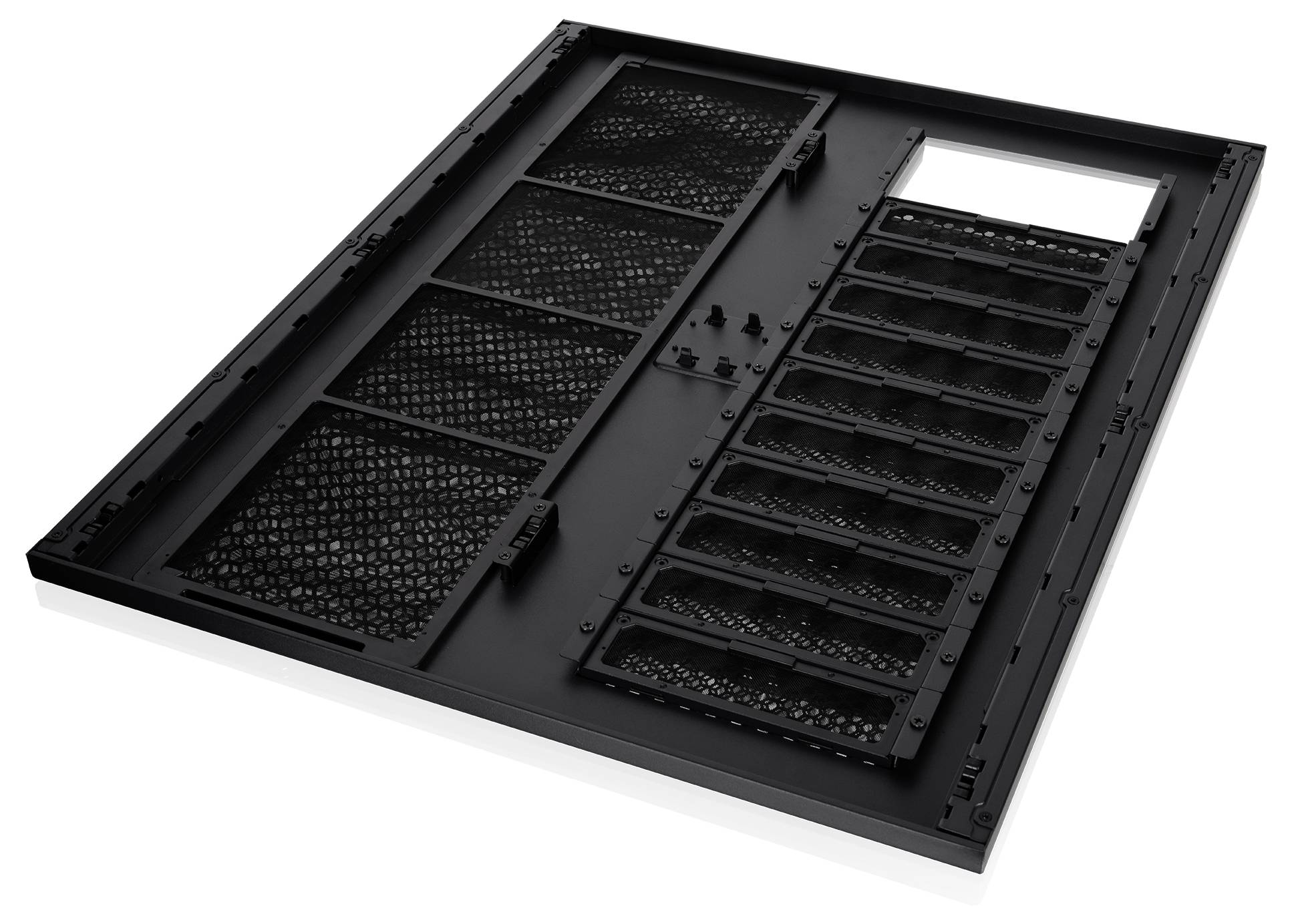 Schwarzes Computergehäuse-Frontpanel mit zwei Mesh-Staubfilterbereichen und einer Reihe von Laufwerk-Schachtöffnungen