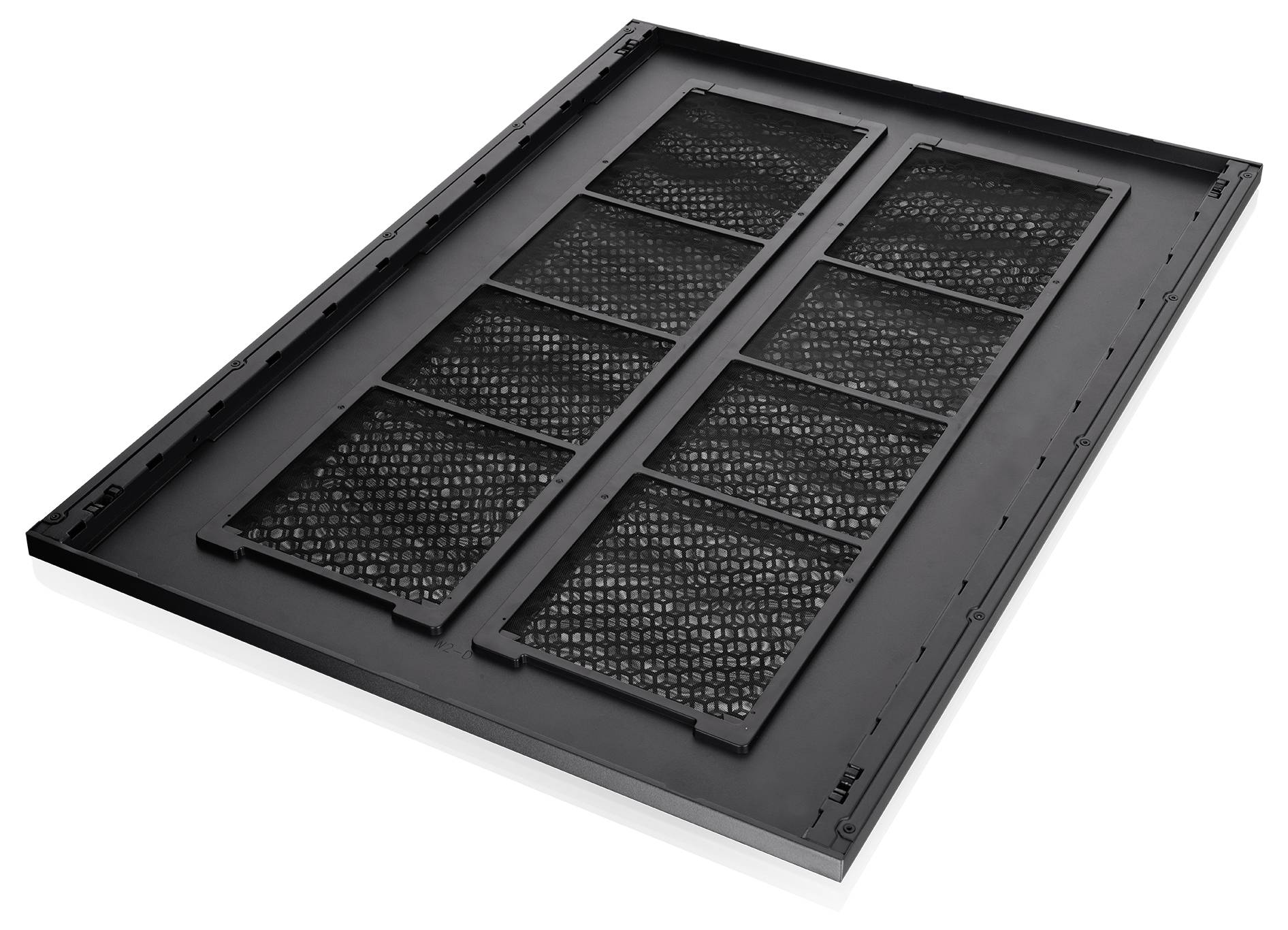 Schwarzes rechteckiges Luftfilterpanel mit doppelten Maschenabschnitten, gezeigt auf weißem Hintergrund.