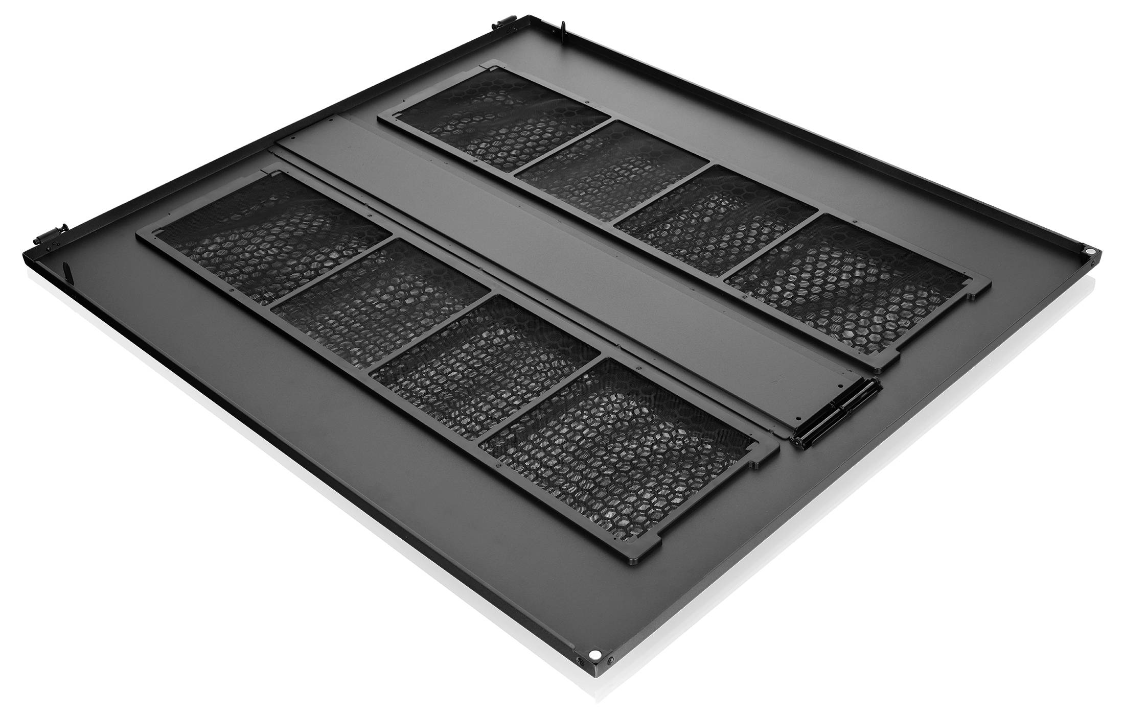 Schwarzes Metall-Serverrack-Panel mit zwei perforierten Lüftungsstreifen auf einem einfachen weißen Hintergrund.