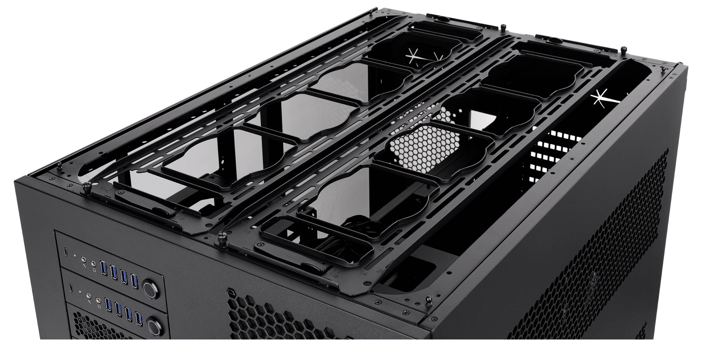 Offene Server-Chassiskabine mit zwei oben angebrachten Rack- oder Tablett-Rahmen, vorderen E/A-Anschlüssen und belüfteten Seitenpaneelen auf weißem Hintergrund