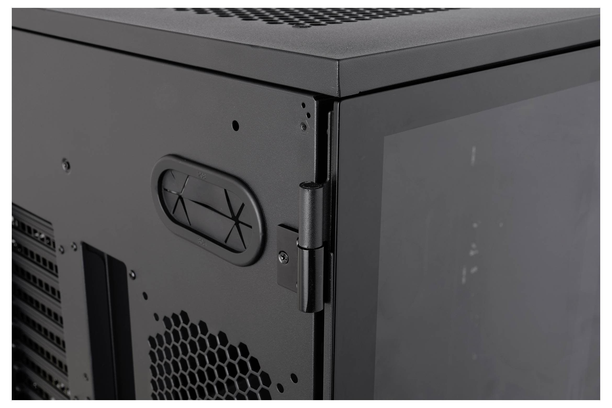 Nahaufnahme eines schwarzen Computservergehäuses mit einem Seitenpanel-Scharnier, Lüftungsgittern und einer griffähnlichen Verriegelung.