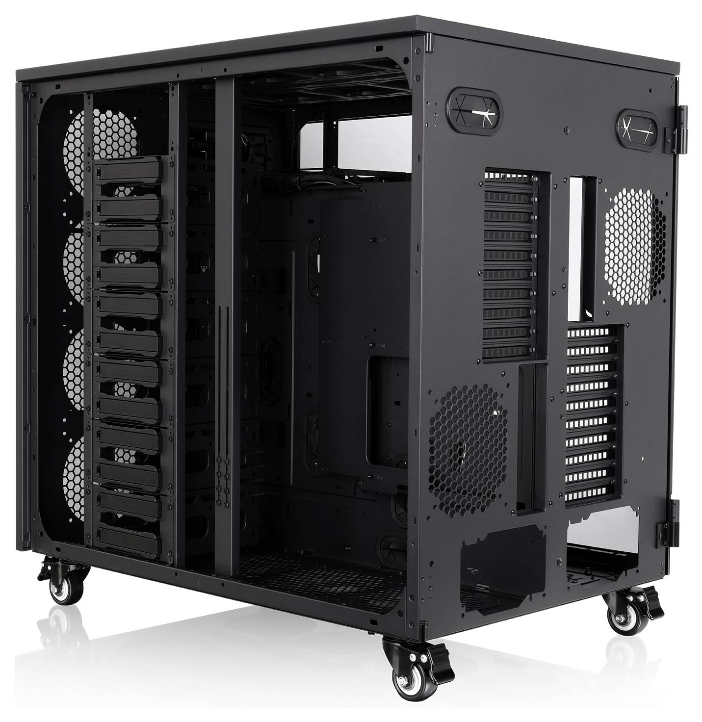 Schwarzes Metall-PC-Server-Gehäuse auf Rollen, offen und leer gezeigt mit abnehmbaren Laufwerkschächten, Belüftungsgittern und Erweiterungssteckplätzen.