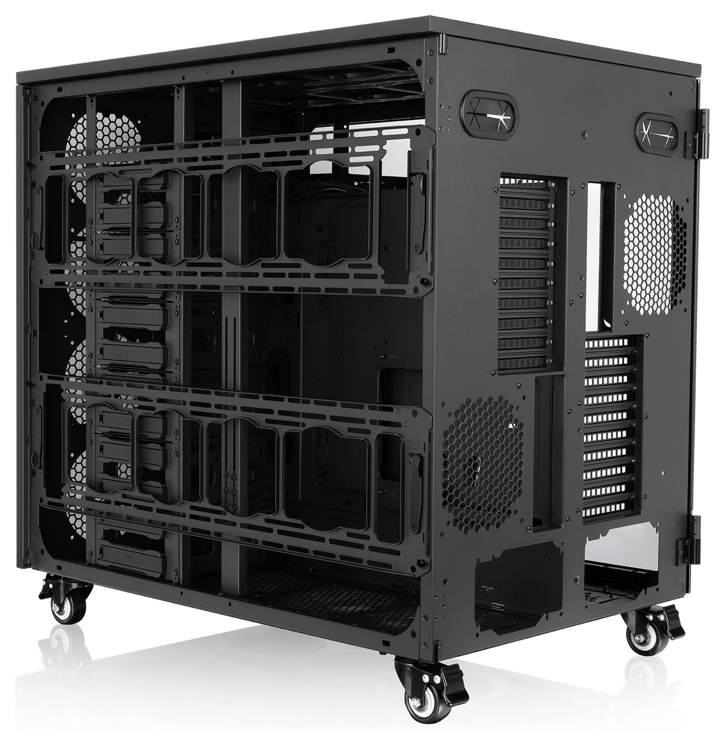 Schwarzes, fahrbar montiertes Server-Rack-Schrank mit offenen vorderen Befestigungsschienen und perforierten Belüftungspaneelen, dargestellt auf weißem Hintergrund.