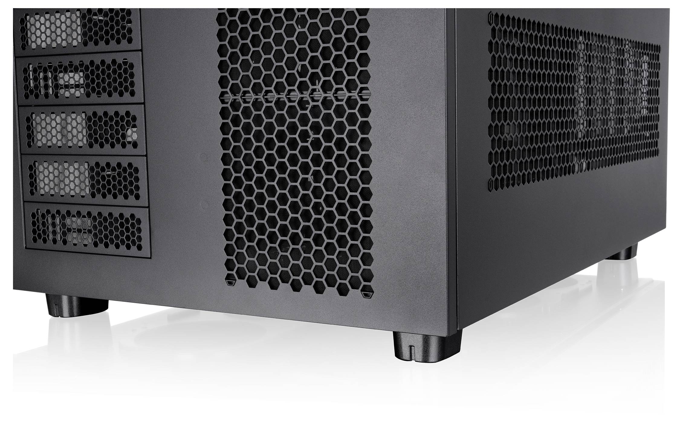 Nahaufnahme eines schwarzen Computer-Towers oder Server-Gehäuses mit Wabengitter-Lüftungsgittern an der Seite und Vorderseite, dargestellt auf weißem Hintergrund.