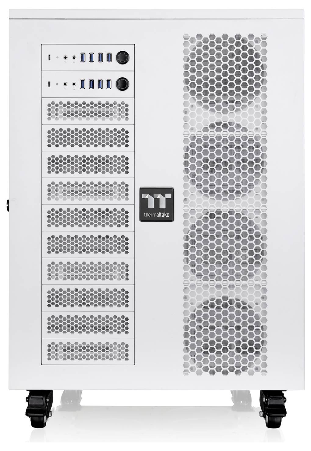 Vorderansicht eines weißen Computer-Gehäuses auf Rollen mit sechseckigen Belüftungsgittern, Laufwerksschächten und einem Thermaltake-Logo.