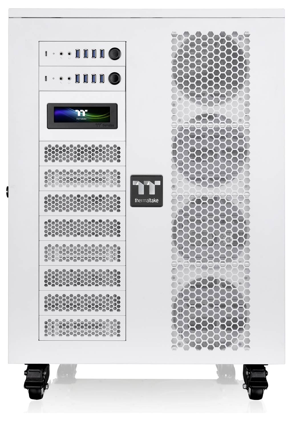 Vorderansicht eines weißen Thermaltake-Computer-Gehäuses mit sechseckigen Lüftungsgittern, vorderen Anschlüssen, Display und Lenkrollen.