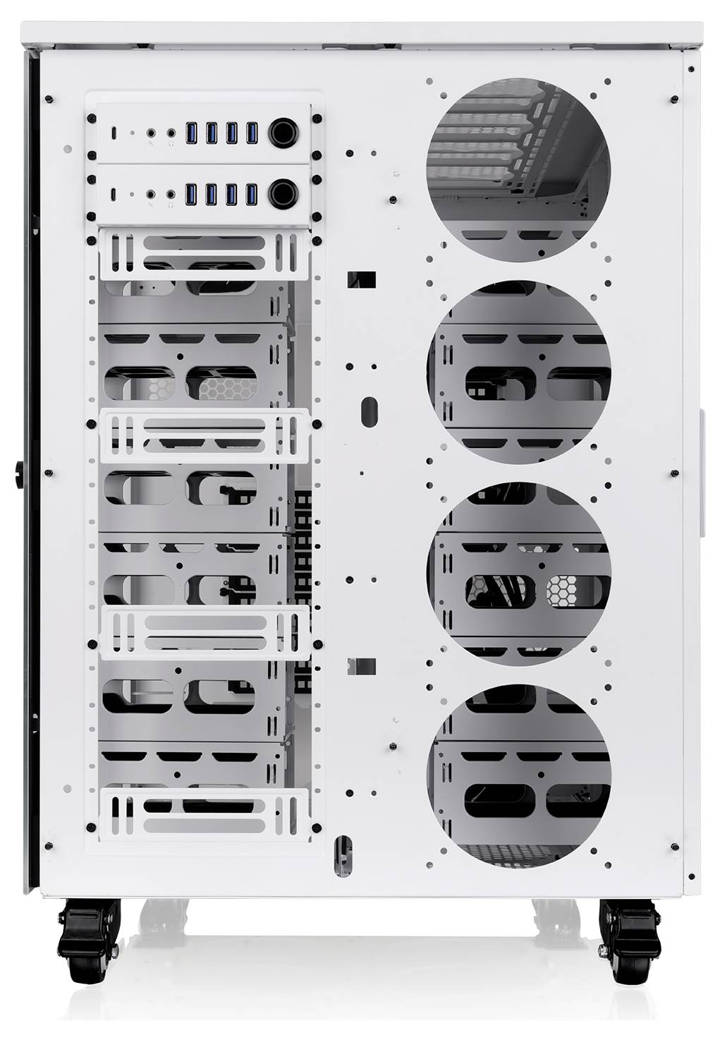 Rückansicht eines weißen Desktop-Computer-Gehäuses mit Erweiterungssteckplätzen, Kabelanschlüssen und vier großen kreisförmigen Lüfteröffnungen