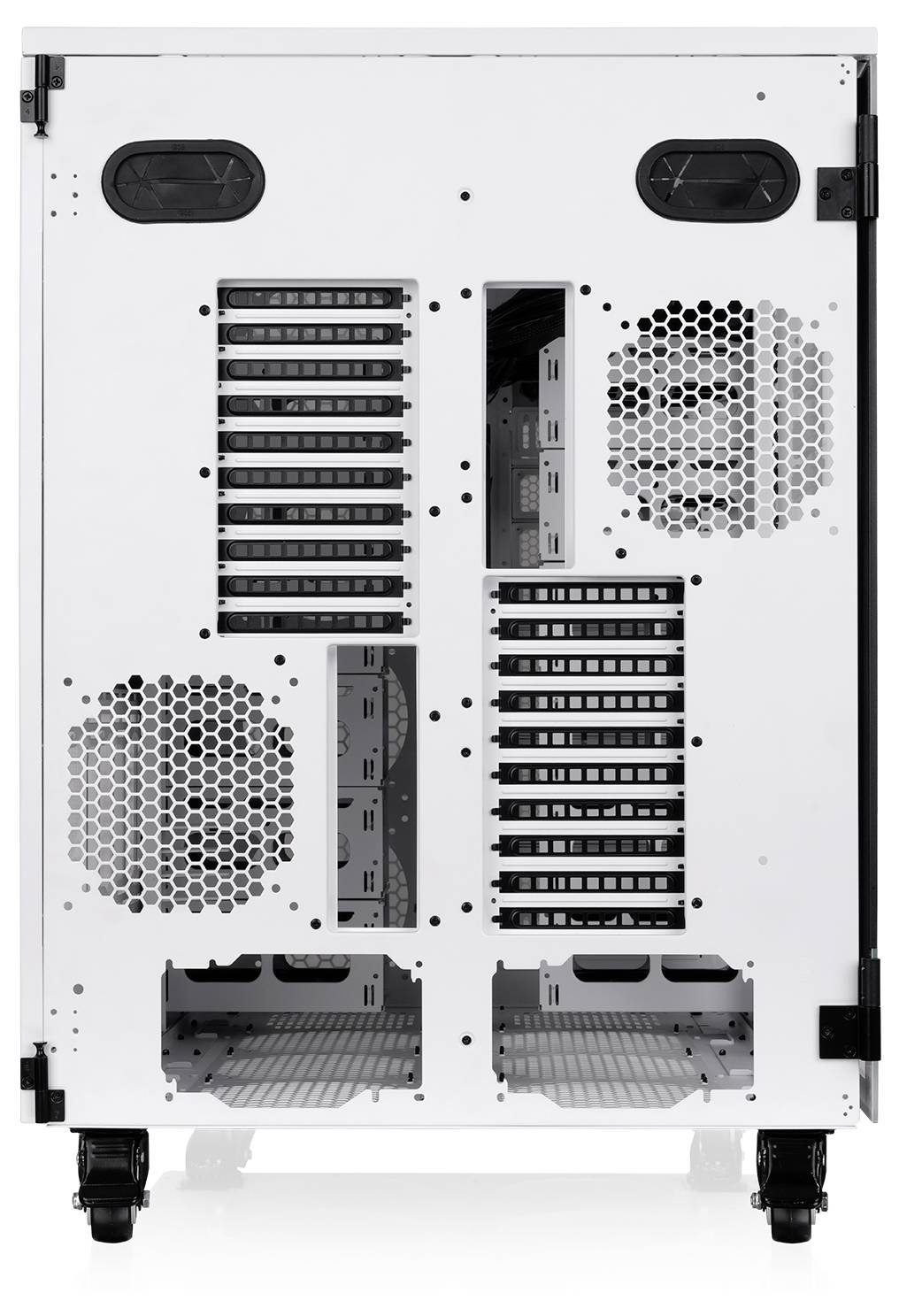 Rückansicht eines weißen Desktop-Computer-Gehäuses mit Erweiterungssteckplätzen, Lüftungsgittern, Öffnungen für die Stromversorgung und Kabeln/Steckverbindern.