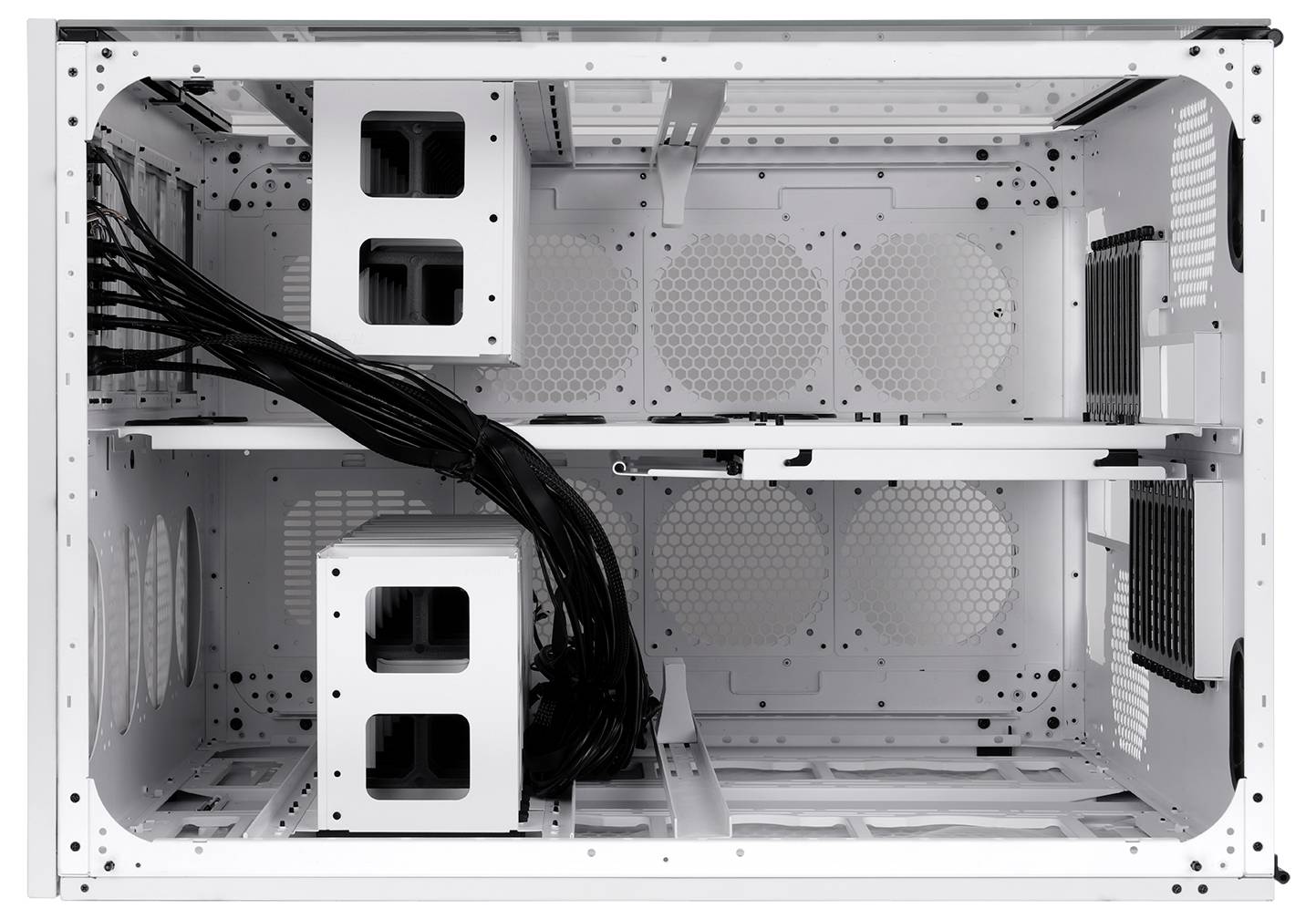 Leeres weißes Computergehäuse-Inneres mit verlegten schwarzen Kabeln, Montageklammern und perforierten Paneelen, die innen sichtbar sind.