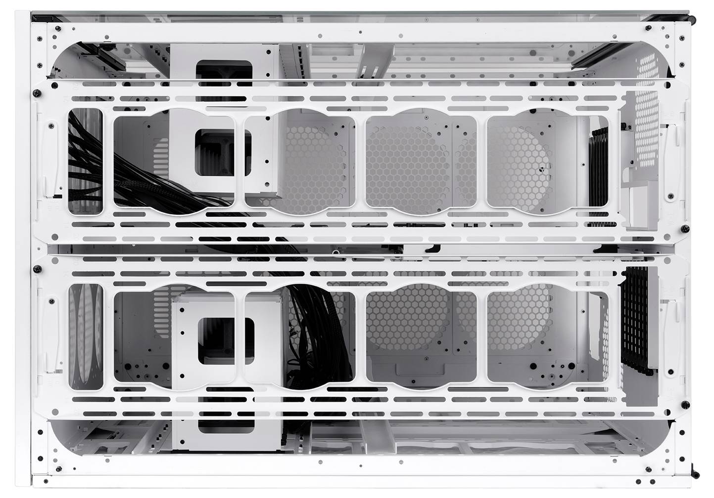 Innenansicht eines weißen Computergehäuses mit leeren Laufwerkschächten, Kabelführung und Belüftungspanelen.