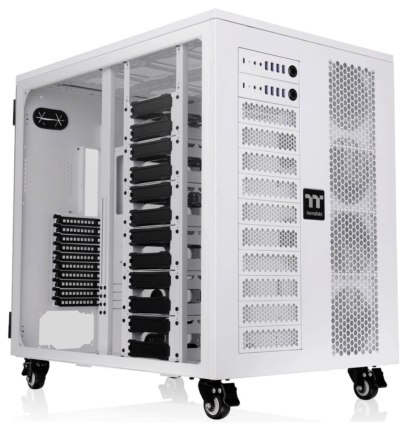 Weißer fahrbarer Serverschrank oder Computer-Rack mit offenen Seitenpanelen und gestapelten Laufwerkschächten, auf einfachem Hintergrund dargestellt.