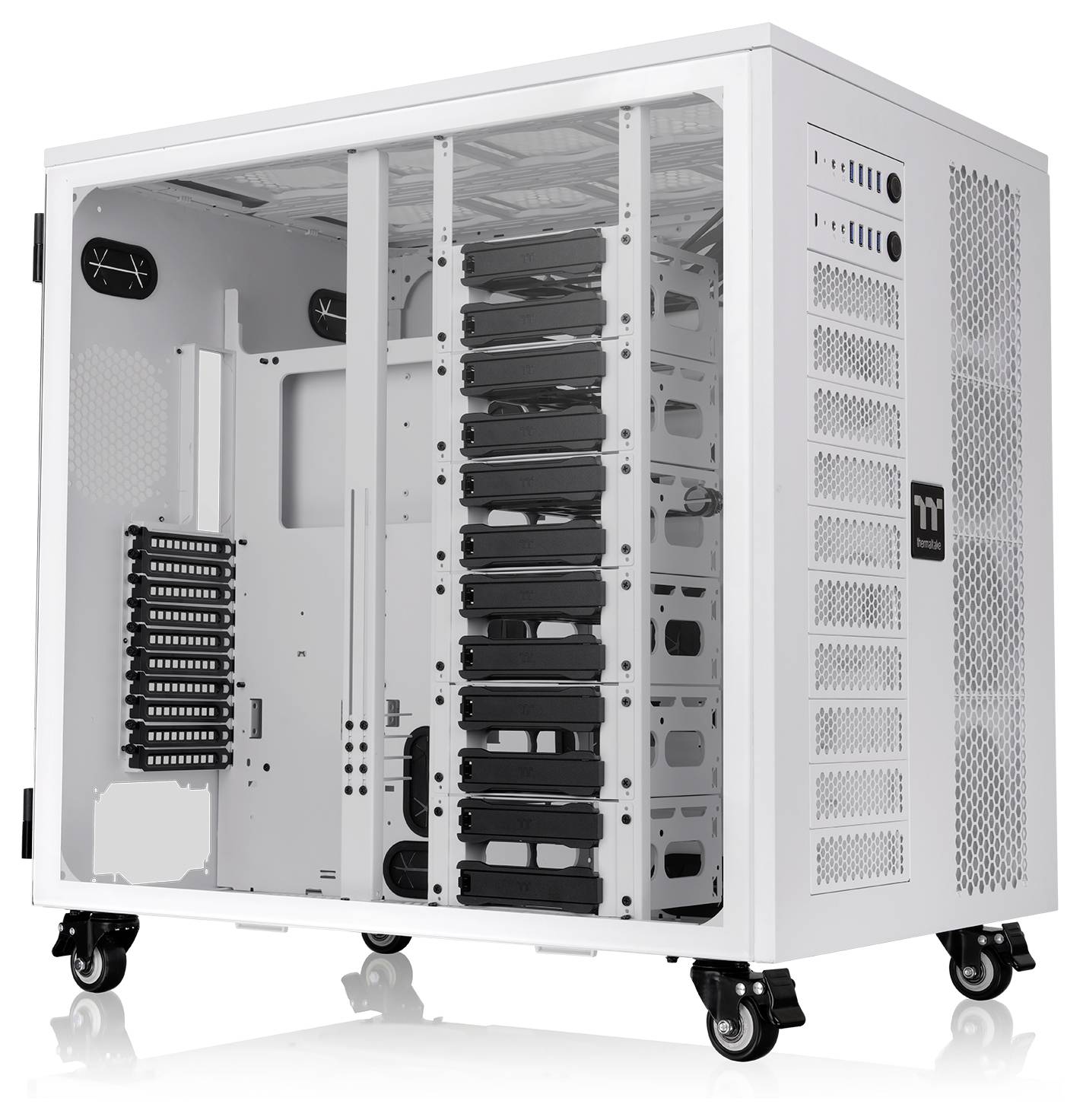 Weißer fahrbarer Serverschrank mit offener Vorderseite, die leere Rack-Positionen, Kabelhalterungen und Belüftungsplatten an den Seiten zeigt.