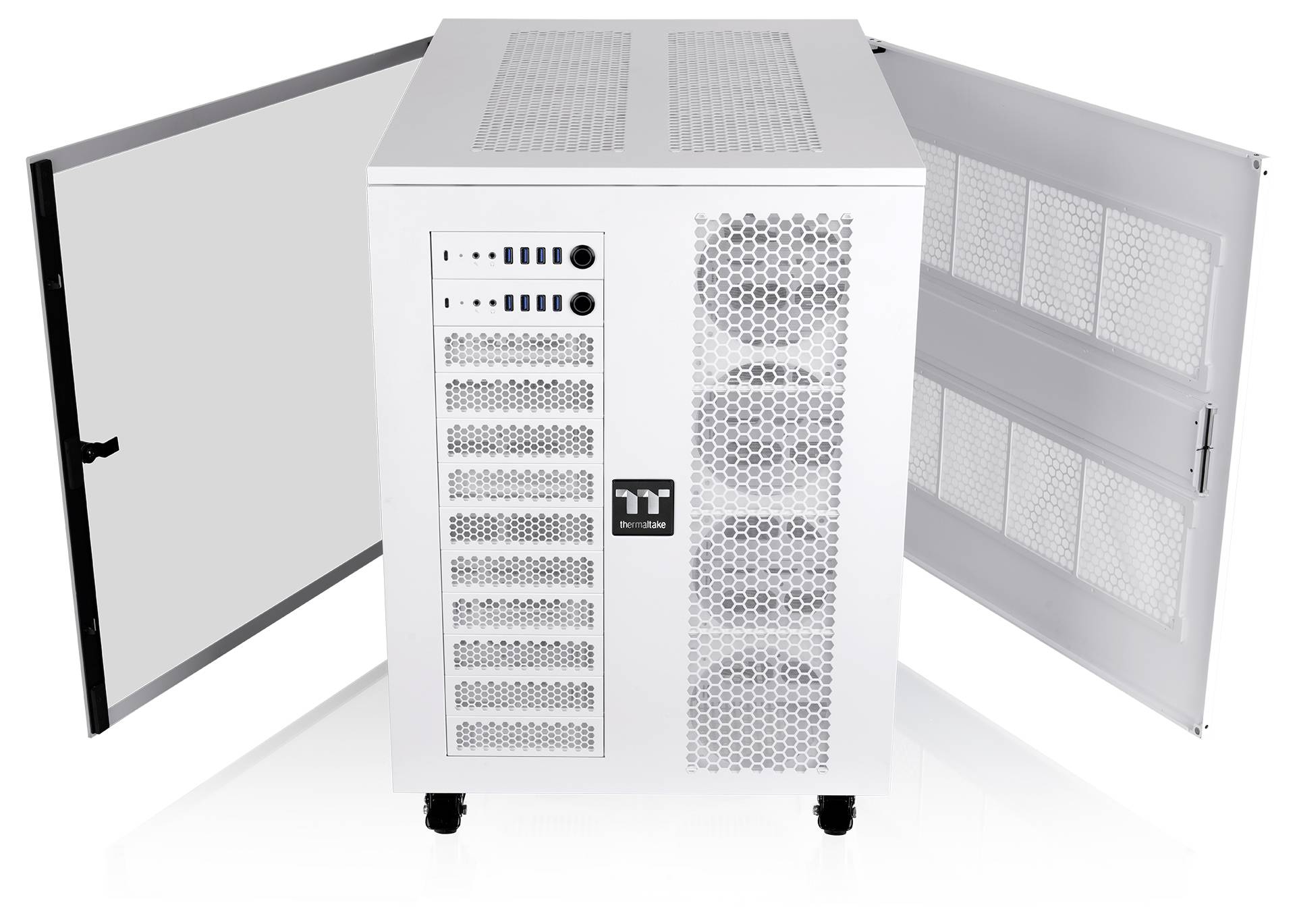 Weiß lackierter Metal-Server-/Netzwerkschrank mit vorderen Lüftungsöffnungen und Anschlüssen, dargestellt mit beiden geöffneten Seitenpaneelen auf weißem Hintergrund.