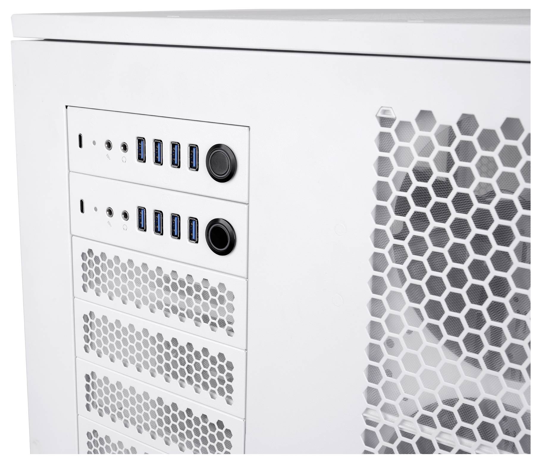 Nahaufnahme eines weißen Desktop-Computer-Gehäuses mit vorderen USB-Anschlüssen, Audiobuchsen, Netzschaltern und Wabenlüftungsgittern.