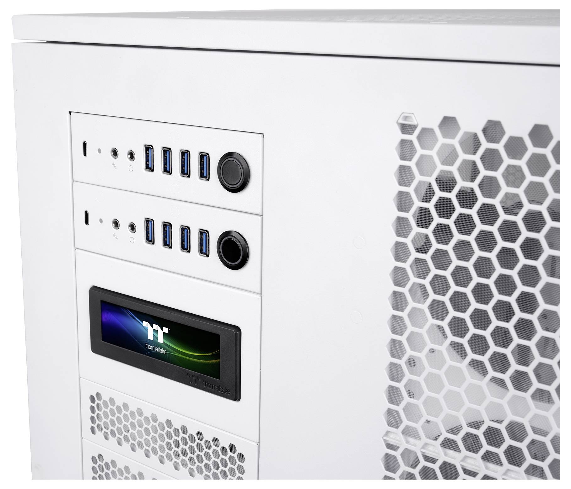 Nahaufnahme der Frontblende eines weißen Desktop-PC-Towers mit USB-Anschlüssen, Audiobuchsen, Stromschaltern, einem kleinen Display und Wabengitterbelüftungsgittern.