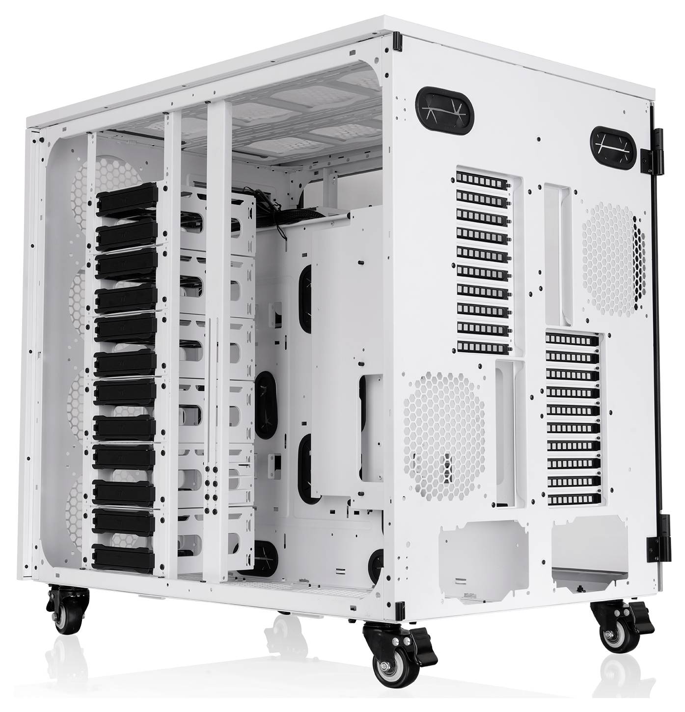 Offenes weißes Computer-Gehäuse auf Rollen, das leere interne Laufwerkschächte, Kühlöffnungen und Kabelmanagement-Fächer zeigt.