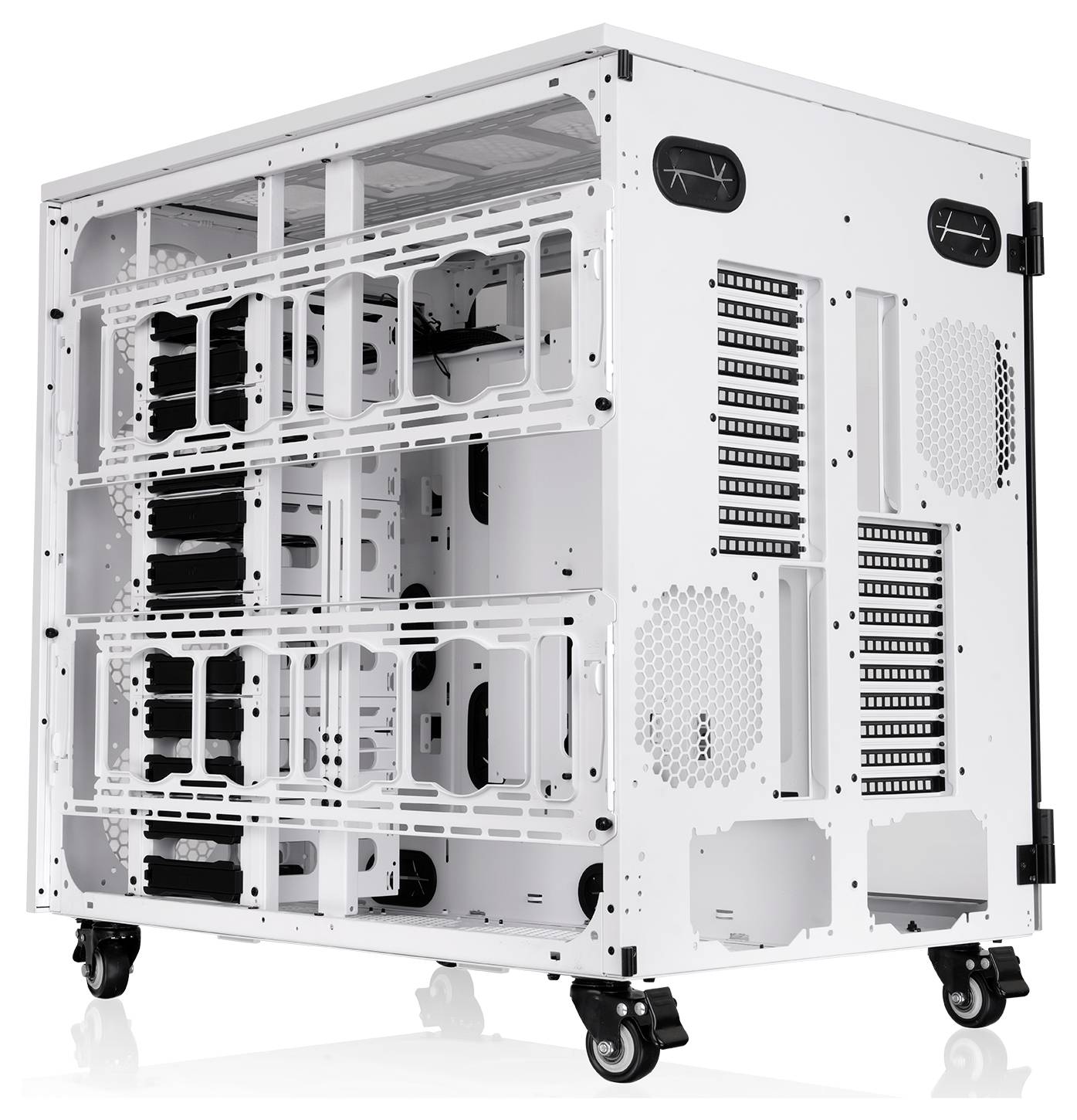 Weißes offenes Computerserver-Rackgehäuse auf Rollen mit mehreren Laufwerkschächten und Belüftungspanelen.