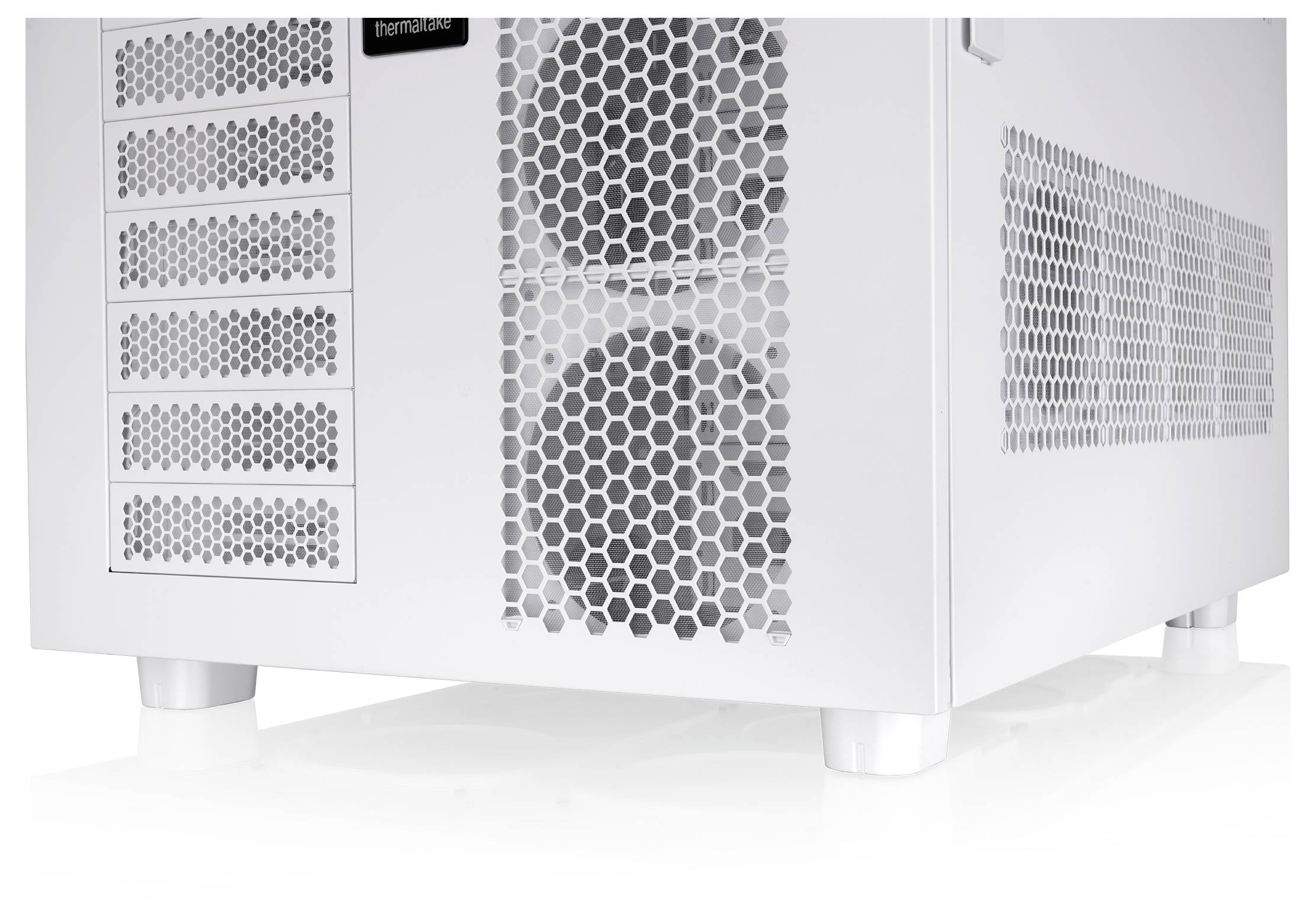 Weißes Computer-Gehäuse mit Wabenbelüftungspanelen an der Vorder- und Seitenseite, auf weißem Hintergrund gezeigt.