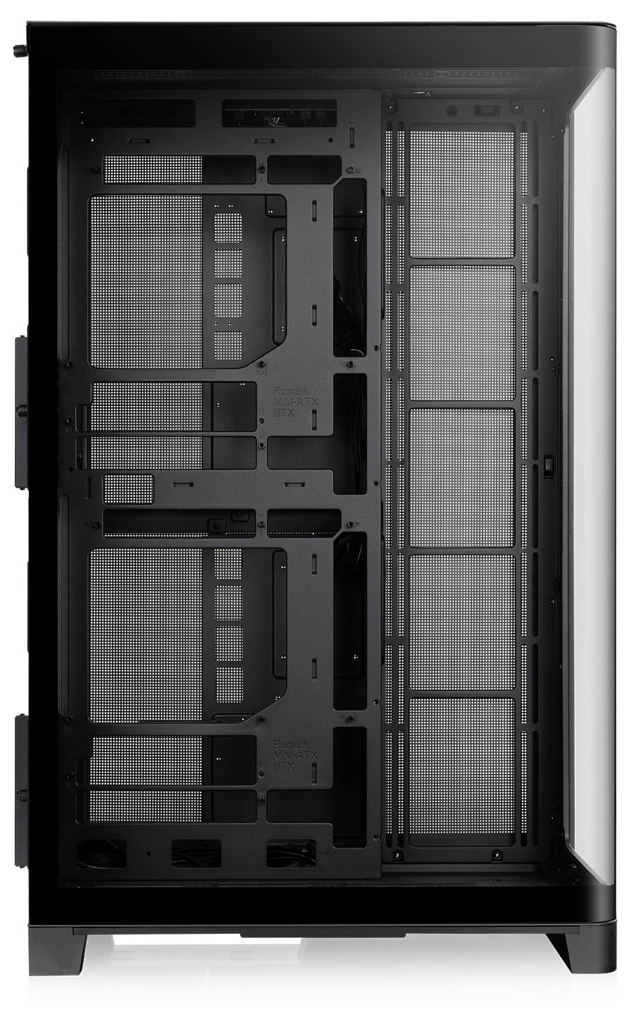 Vorderansicht eines schwarzen Computer-Tower-Gehäuses mit einem transparenten Seitenpaneel, das innere Montageklammern und einen großen Mesh-Ansaug-/Filterbereich zeigt.