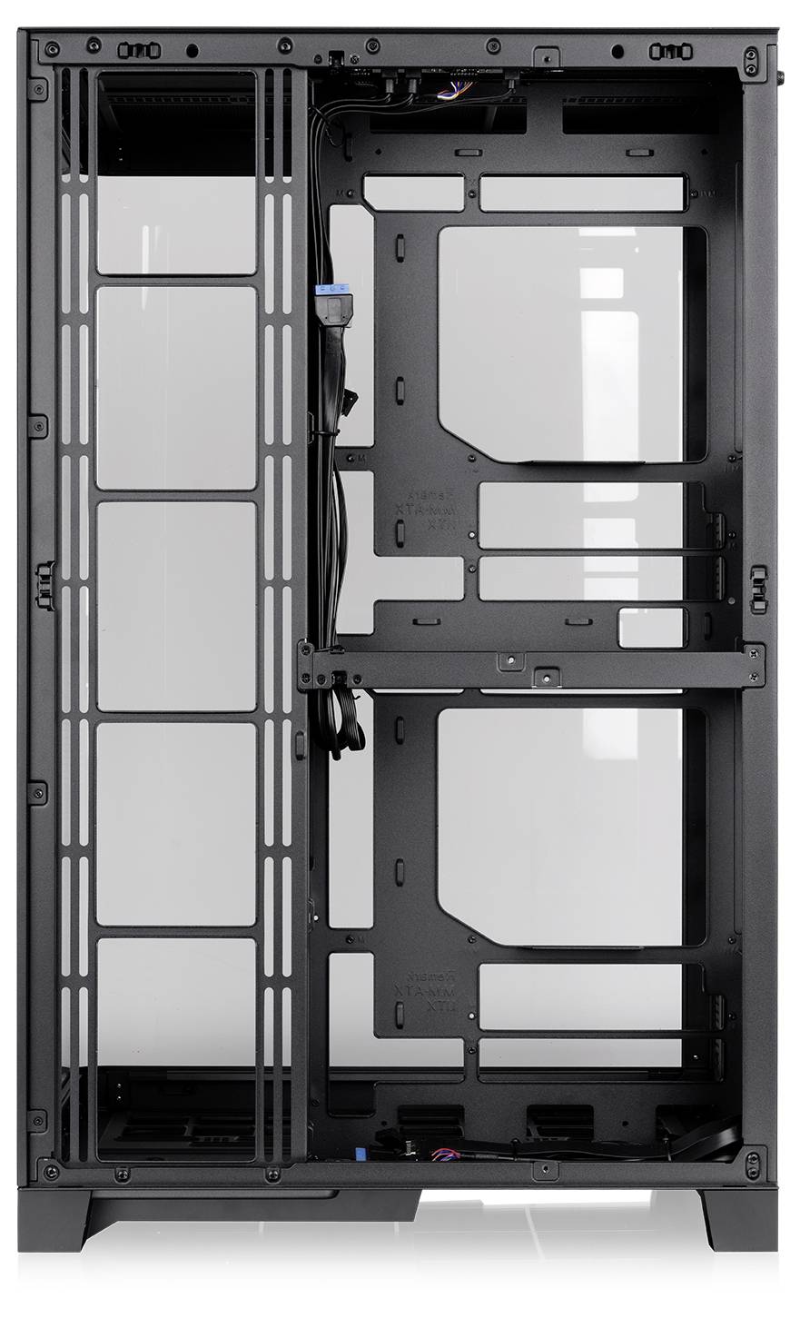 Offenes Computergehäuseinneres mit zwei vertikalen Kammern, leeren Laufwerkschächten, Kabelführung und einer Stromversorgungsverkleidung am unteren Ende.