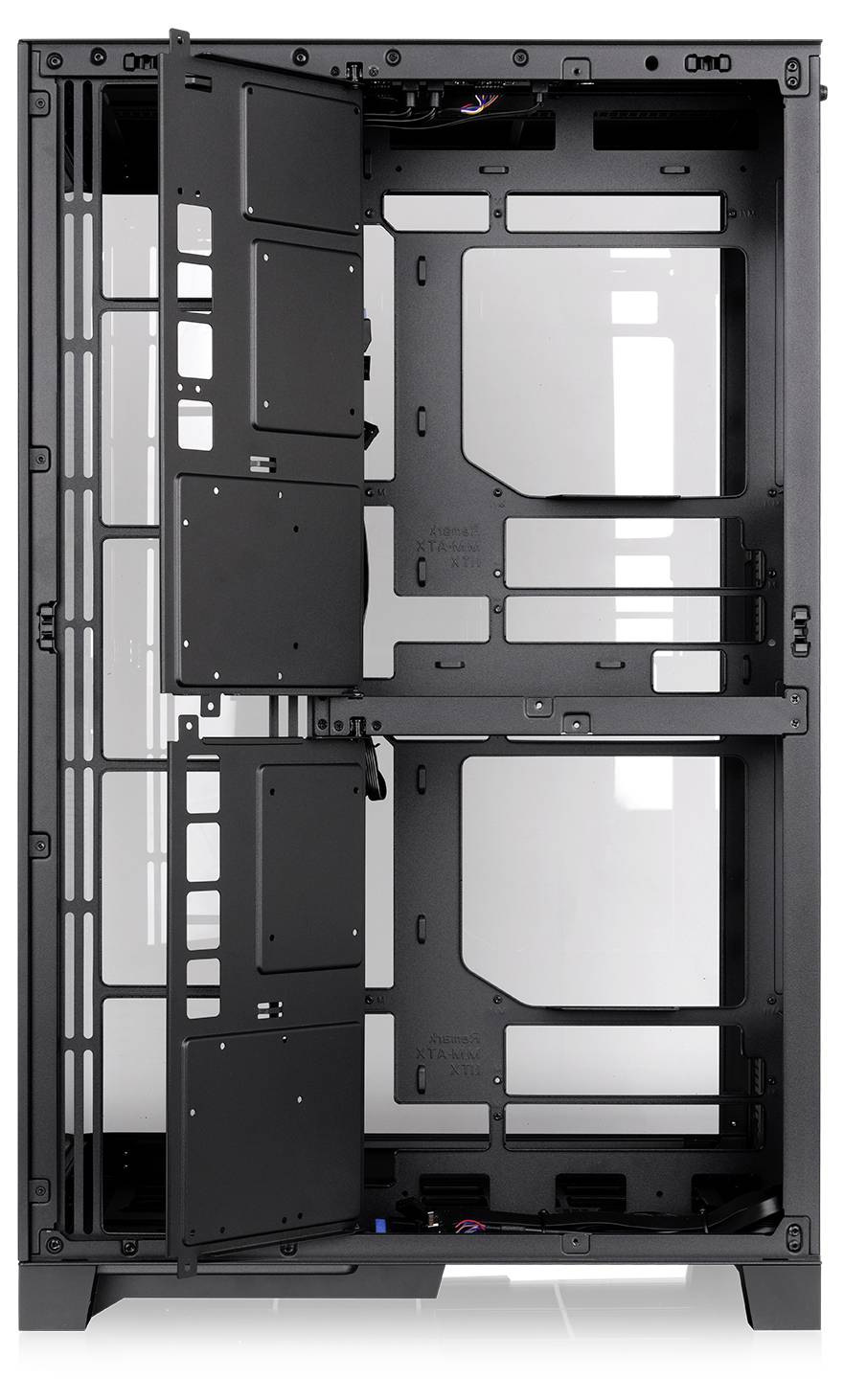 Offenes schwarzes Computergehäuse-Inneres mit zwei Hauptgehäuseausschnitten und Montagepaneelen, von der Seite leer dargestellt.