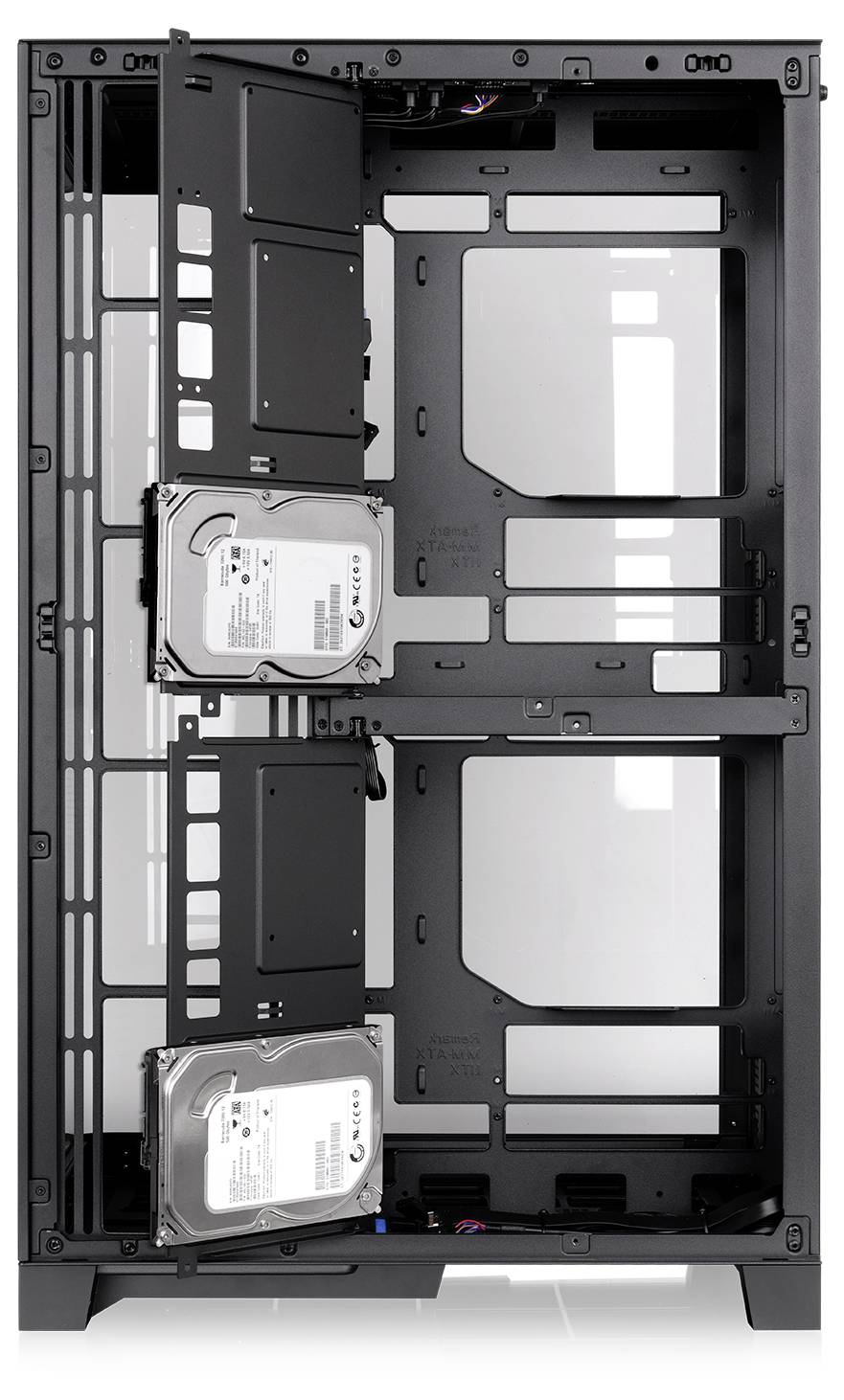 Offenes schwarzes Computergehäuse mit zwei Festplatten in Laufwerkschächten montiert und leerem Motherboard-Gehäuse.