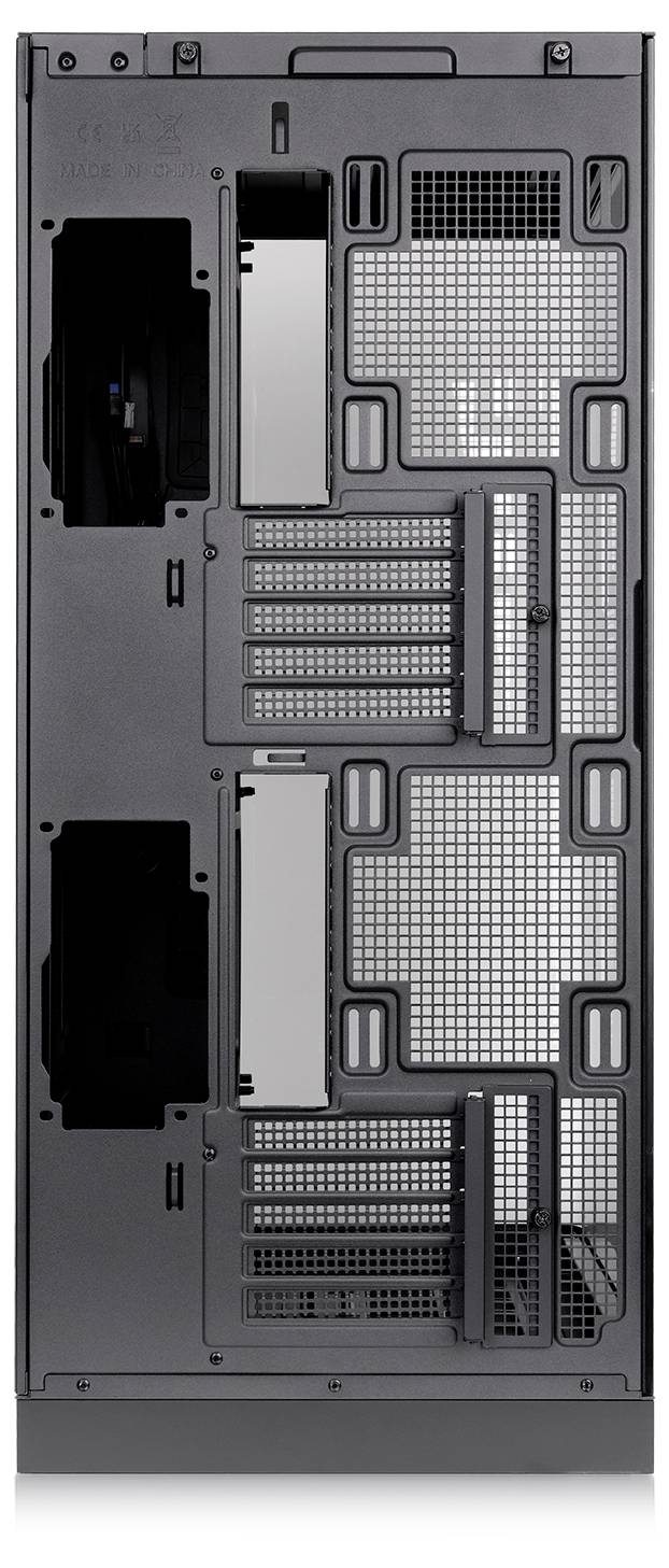 Rückansicht eines grauen Computergehäuses mit Belüftungsgittern, Öffnungen für Erweiterungssteckplätze, Aussparungen für Kabel und Montagebereichen für Komponenten.