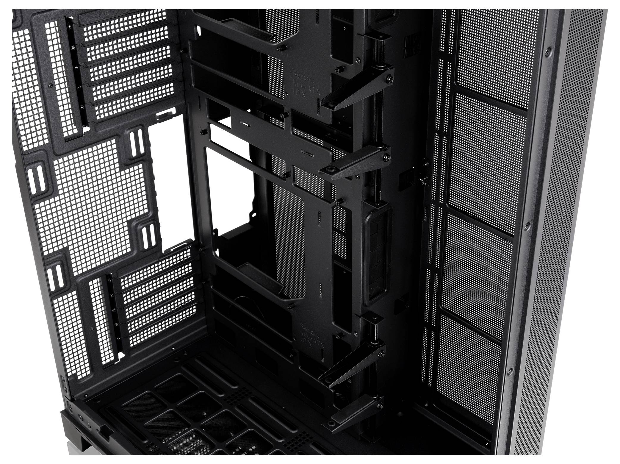 Leeres schwarzes Computergehäuse-Inneres mit Montageschienen, Festplattenschächten und perforierten Seitenpaneelen, offen gezeigt zur Hardwareinstallation.