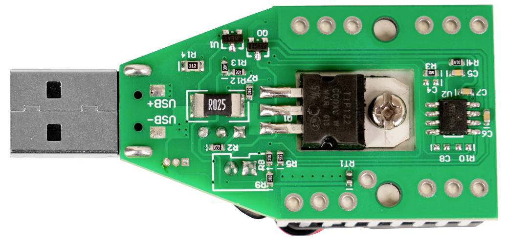 Grüne USB-Platine mit einem Metallstecker auf der linken Seite und einer zentral verschraubten Komponente, gezeigt auf weißem Hintergrund.