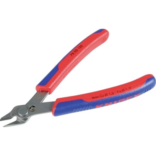 Rot-blaue Drahtschneidezange mit kurzen abgewinkelten Backen und isolierten Griffen auf weißem Hintergrund.