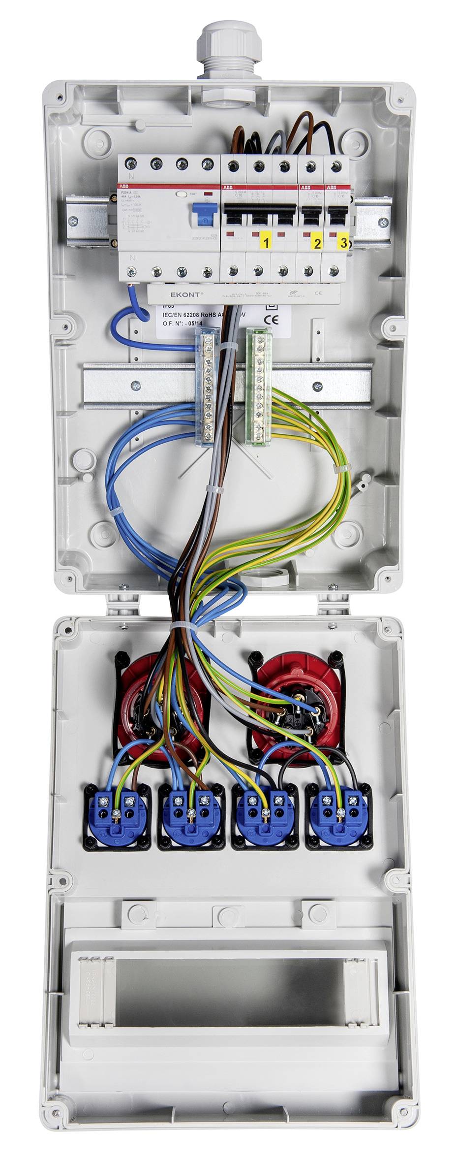Offene elektrische Verteilertafel mit Leitungsschutzschaltern, Anschllussklemmen und Messgeräten in einem weißen wandmontierten Gehäuse.
