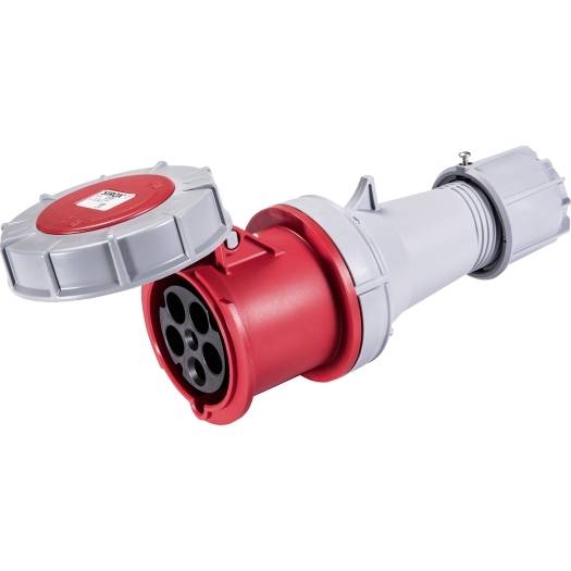 Roter Industrie-Elektrostecker mit angeschlossenem grauem Kabel und offener Schutzkappe auf weißem Hintergrund.