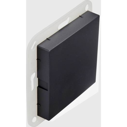 Schwarze rechteckige wandmontierte Elektrobox oder Abdeckung auf einer weißen Montageplatte, gezeigt in schräger Produktansicht.