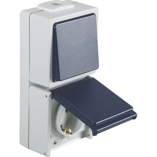 Wandmontierte, witterungsbeständige Steckdose mit offenem Flipdeckel und ausgesetzter, aufklappbarer Steckdosenblende darunter.