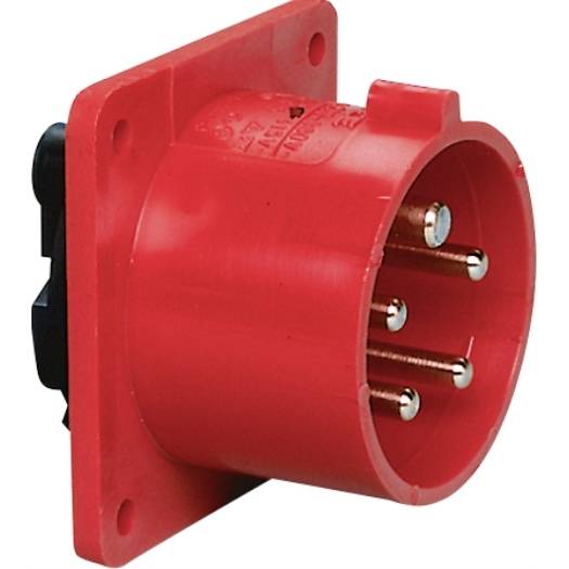 Roter Stecker für Industriestromversorgung mit vier Metallstiften und einem quadratischen Montageflansch, dargestellt auf weißem Hintergrund.