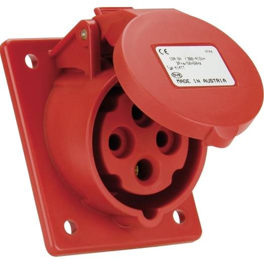 Rote industrielle elektrische Stromsteckdose mit aufklappbarem Deckel auf einer quadratischen Montageplatte, gekennzeichnet mit "MADE IN AUSTRIA".