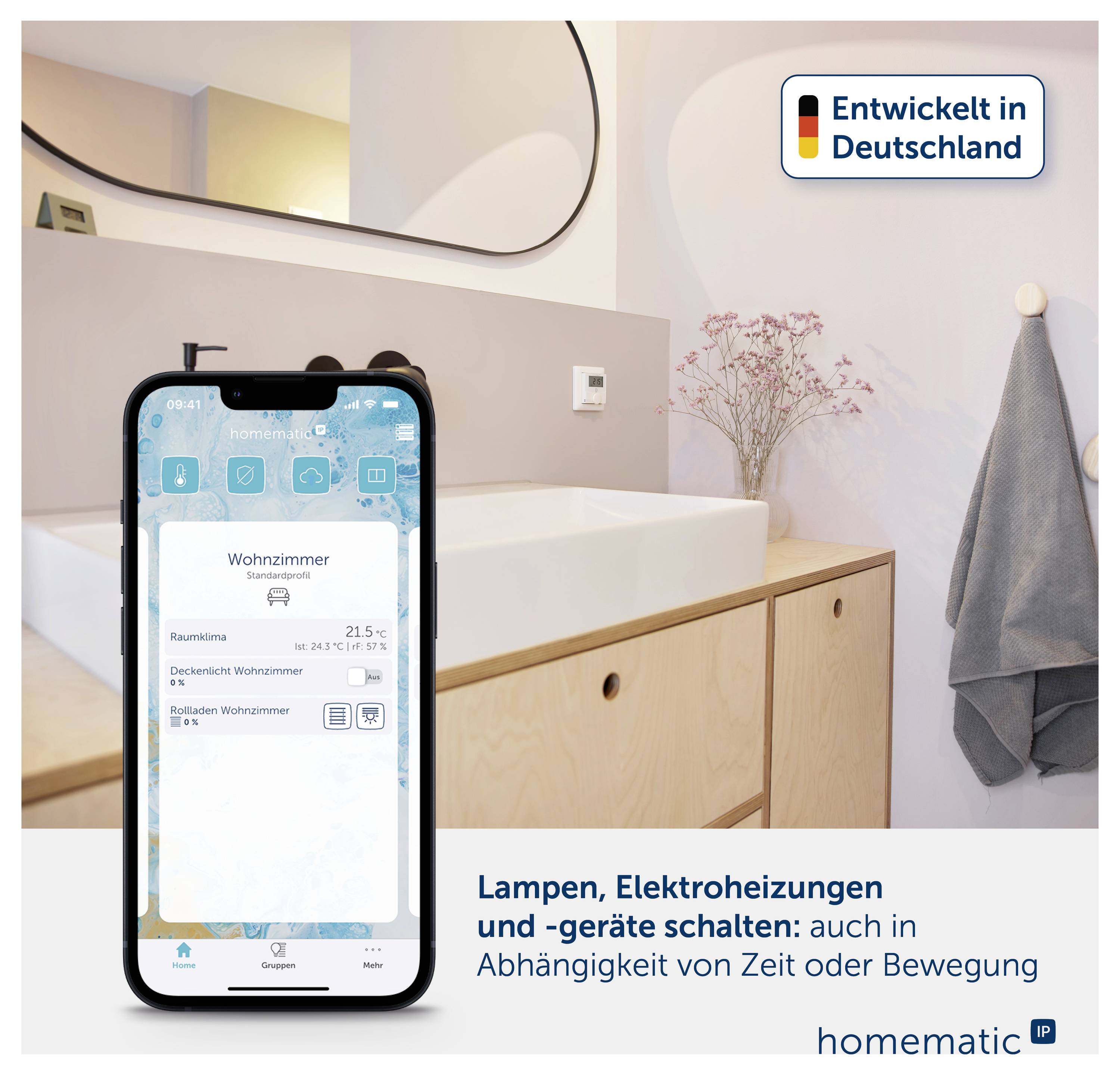 Intelligente Wohnungs-App auf einem Telefon, die ein Badezimmer steuert; deutscher Text besagt, dass Lichter, elektrische Heizungen und Geräte nach Zeit oder Bewegung schalten, "Entwickelt in Deutschland".