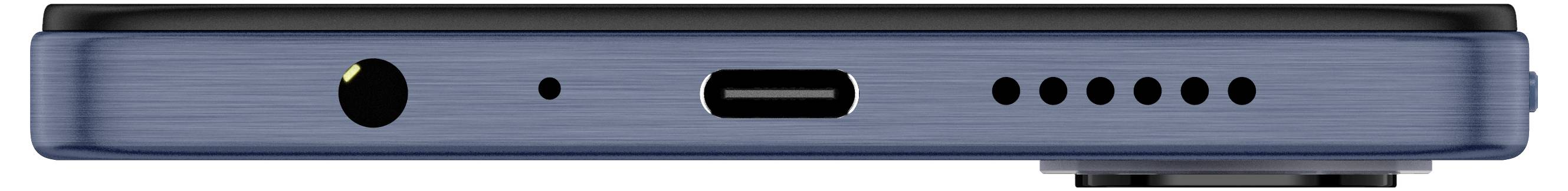 Seitenansicht einer blauen Laptopkante mit USB-C-Anschluss, Kopfhörerbuchse und einer Reihe kleiner Anzeigelöcher.