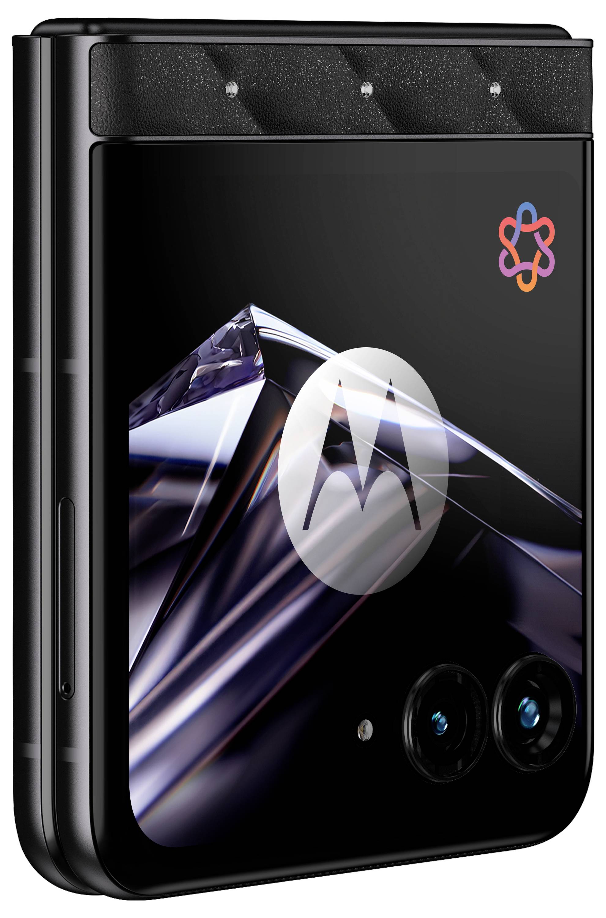 Geschlossenes schwarzes zusammenklappbares Motorola-Telefon, teilweise geöffnet, mit reflektierendem abstraktem lila-silbernem Hintergrundbild und kleinem farbigem Logo auf der Rückseite.
