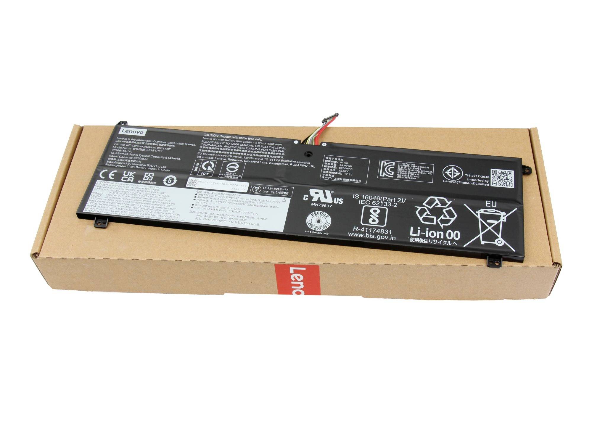Schwarze Lenovo-Laptop-Batterie, die auf einem Kartonkarton ruht, mit sichtbaren Stromverbindungskabeln.