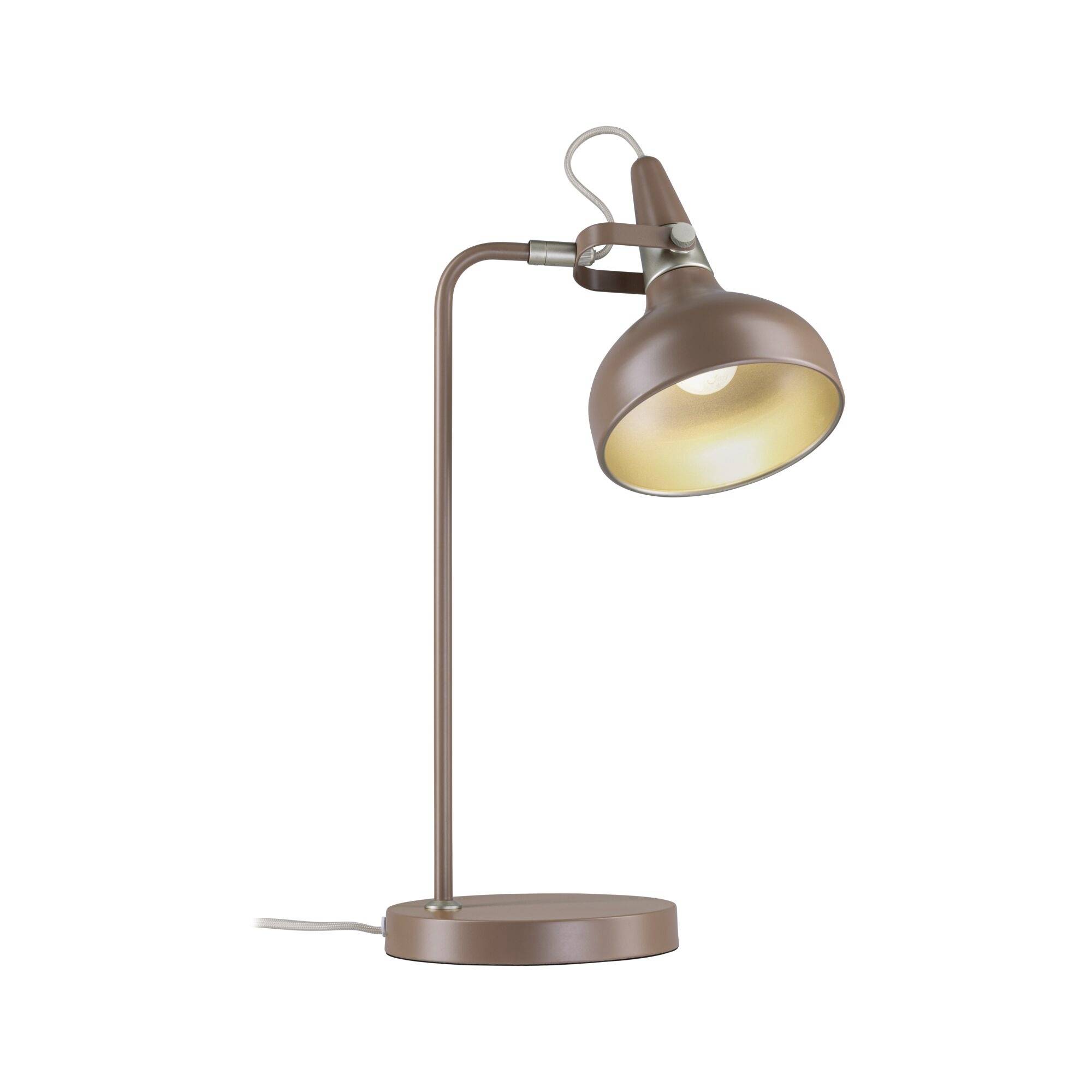 Braune verstellbare Schreibtischlampe mit rundem Sockel und leuchtender geneigter Schattierung auf weißem Hintergrund.