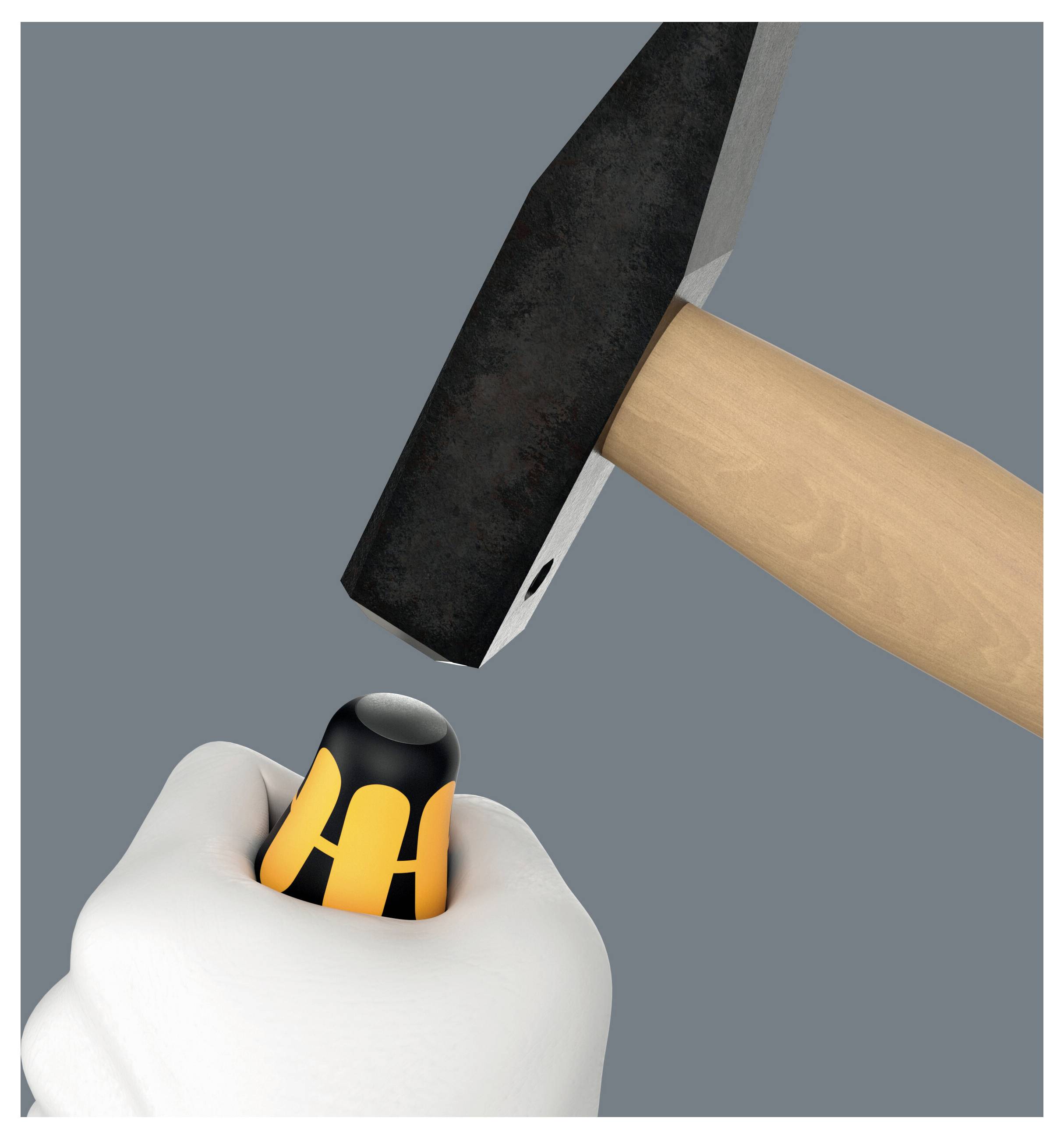 Nahaufnahme einer behandschuhten Hand, die einen Schraubendreher hält, während ein Hammer auf ihn schlägt, was auf eine erzwungene Reparatur oder unsachgemäße Werkzeugnutzung hindeutet.